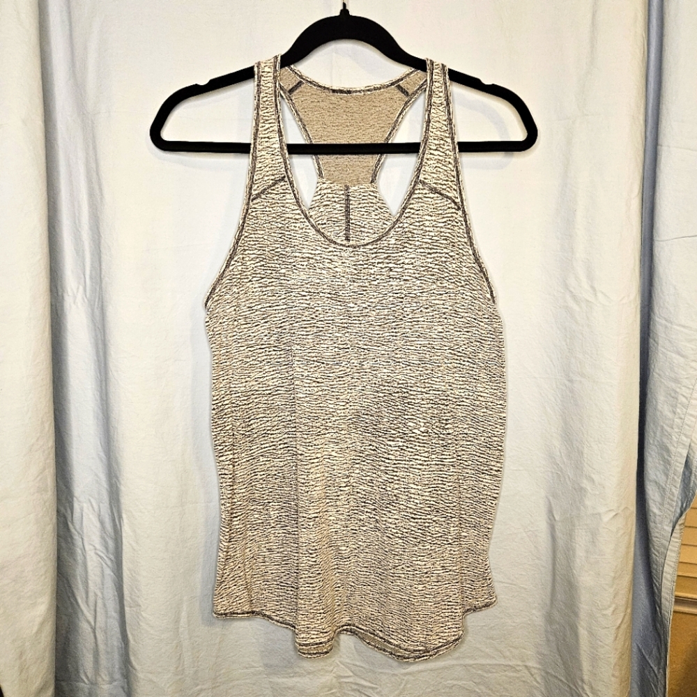 G092. Lululemon Essential Tank in Pebble Jacquard White/Black - Size 10 (approx)